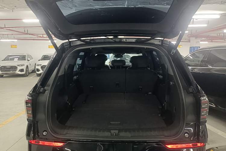 Used Ford Edge 2023 Ford Explorer L 2.0T EcoBoost Two-Wheel Drive 7-Seater Luxury Model Trunk