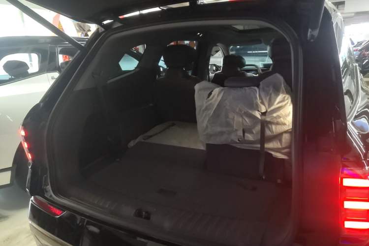Used Ford Edge 2023 Edge L 2.0T EcoBoost E-Hybrid Four-Wheel Drive Seven-Seat Supreme Model Trunk