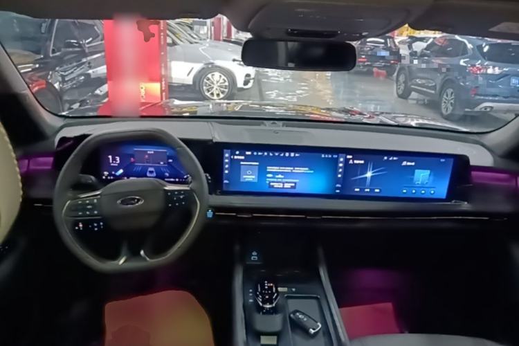 Used Ford Edge 2023 Ford Explorer L 2.0T EcoBoost Four-Wheel Drive 7-Seater Supreme Model Center Console