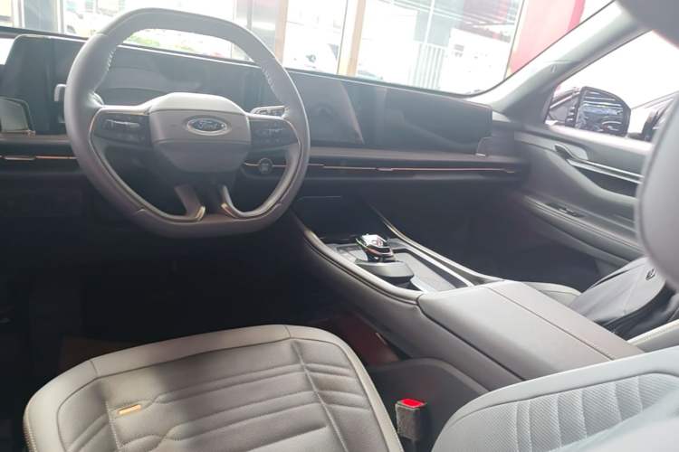 Used Ford Edge 2023 Edge L 2.0T EcoBoost E-Hybrid Four-Wheel Drive Seven-Seat Supreme Model Center Console