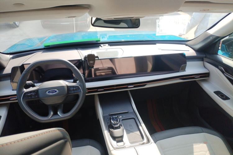 Used Ford Edge 2023 Ford Explorer L 2.0T EcoBoost Four-Wheel Drive 7-Seater Supreme Model Center Console