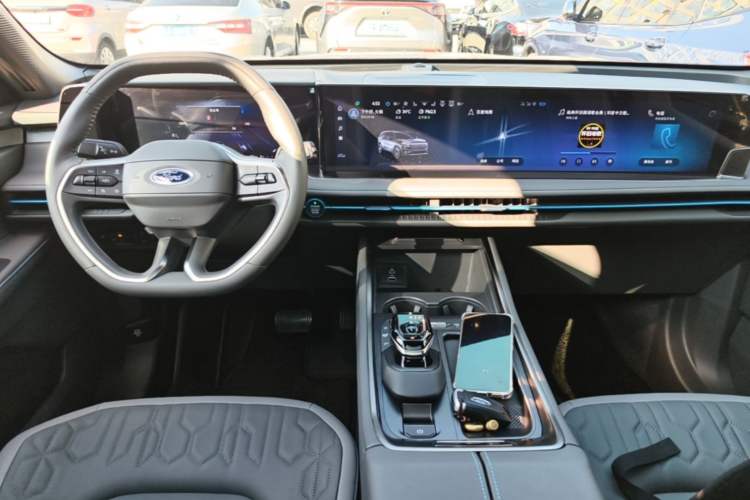 Used Ford Edge 2023 Ford Explorer L 2.0T EcoBoost E-Hybrid Two-Wheel Drive 7-Seater Luxury Model Center Console