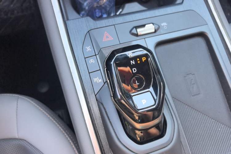 Used Ford Edge 2023 Ford Explorer L 2.0T EcoBoost Four-Wheel Drive 7-Seater Supreme Model Gear Lever