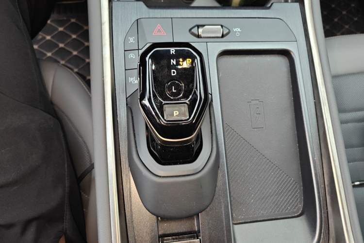 Used Ford Edge 2023 Ford Explorer L 2.0T EcoBoost Four-Wheel Drive 7-Seater Supreme Model Gear Lever