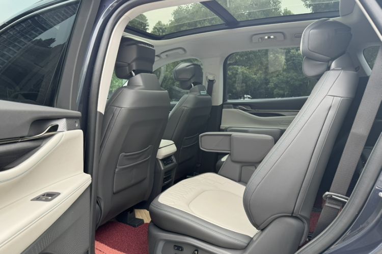Used Ford Edge 2023 Ford Explorer L 2.0T EcoBoost E-Hybrid Two-Wheel Drive 7-Seater Luxury Model Interior 2