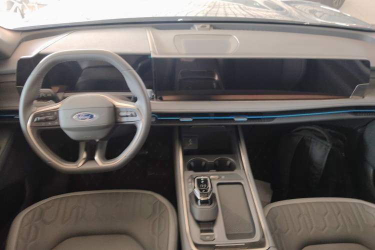 Used Ford Edge 2023 Ford Explorer L 2.0T EcoBoost Two-Wheel Drive 7-Seater Luxury Model Interior 2