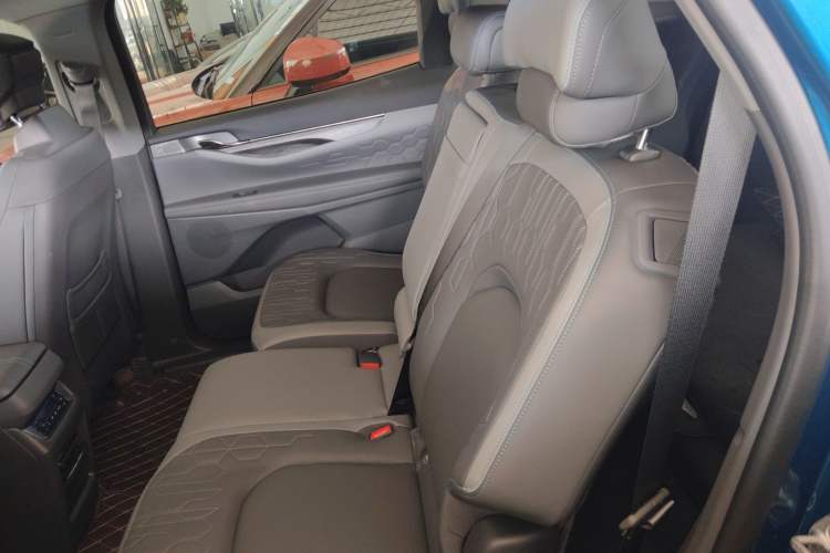 Used Ford Edge 2023 Ford Explorer L 2.0T EcoBoost Two-Wheel Drive 7-Seater Luxury Model Interior 4