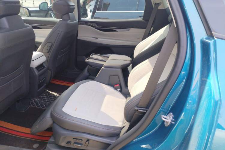 Used Ford Edge 2023 Ford Explorer L 2.0T EcoBoost Four-Wheel Drive 7-Seater Supreme Model Left Rear Seat