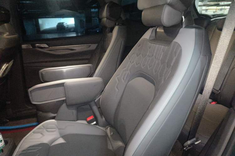 Used Ford Edge 2023 Ford Explorer L 2.0T EcoBoost E-Hybrid Two-Wheel Drive 7-Seater Luxury Model Left Rear Seat