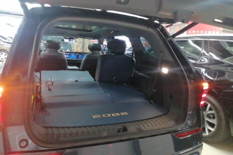 Used Ford Edge 2023 Ford Explorer L 2.0T EcoBoost Two-Wheel Drive 7-Seater Luxury Model Trunk