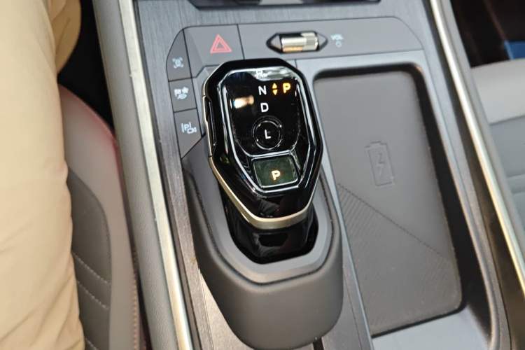 Used Ford Edge 2023 Edge L 2.0T EcoBoost E-Hybrid Four-Wheel Drive Seven-Seat Supreme Model Gear Lever