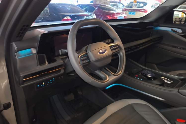 Used Ford Edge 2023 Edge L 2.0T EcoBoost E-Hybrid Four-Wheel Drive Seven-Seat Supreme Model Center Console