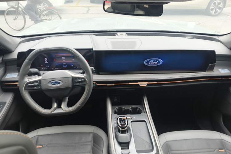 Used Ford Edge 2023 Ford Explorer L 2.0T EcoBoost Four-Wheel Drive 7-Seater Supreme Model Center Console