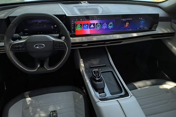 Used Ford Edge 2023 Ford Explorer L 2.0T EcoBoost Four-Wheel Drive 7-Seater Supreme Model Center Console