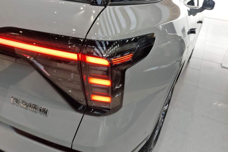 Used Ford Edge 2023 Ford Explorer L 2.0T EcoBoost Four-Wheel Drive 7-Seater Supreme Model Exterior 3