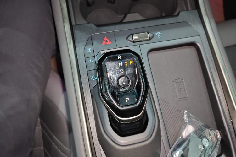 Used Ford Edge 2023 Ford Explorer L 2.0T EcoBoost Four-Wheel Drive 7-Seater Supreme Model Gear Lever