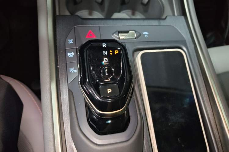Used Ford Edge 2023 Edge L 2.0T EcoBoost E-Hybrid Four-Wheel Drive Seven-Seat Supreme Model Gear Lever