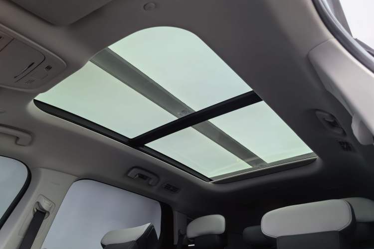 Used Ford Edge 2023 Ford Explorer L 2.0T EcoBoost Two-Wheel Drive 7-Seater Luxury Model Headliner