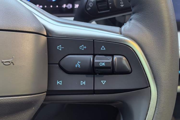 Used Ford Edge 2023 Ford Explorer L 2.0T EcoBoost Two-Wheel Drive 7-Seater Luxury Model Interior 12