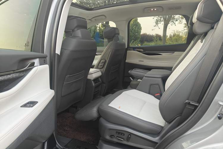 Used Ford Edge 2023 Ford Explorer L 2.0T EcoBoost Four-Wheel Drive 7-Seater Supreme Model Interior 4