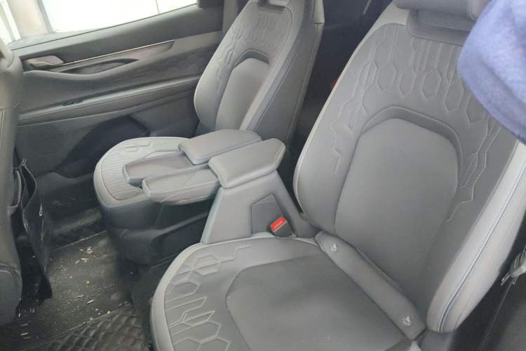 Used Ford Edge 2023 Ford Explorer L 2.0T EcoBoost Two-Wheel Drive 7-Seater Luxury Model Interior 4