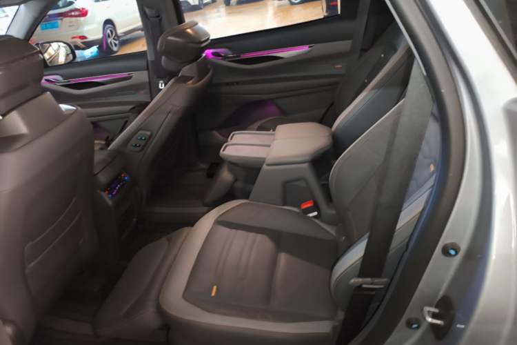 Used Ford Edge 2023 Edge L 2.0T EcoBoost E-Hybrid Four-Wheel Drive Seven-Seat Supreme Model Left Rear Seat