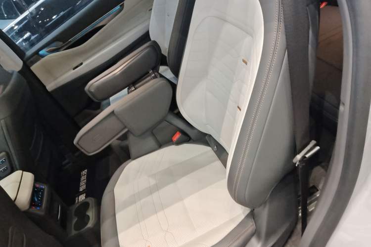 Used Ford Edge 2023 Ford Explorer L 2.0T EcoBoost Four-Wheel Drive 7-Seater Supreme Model Left Rear Seat