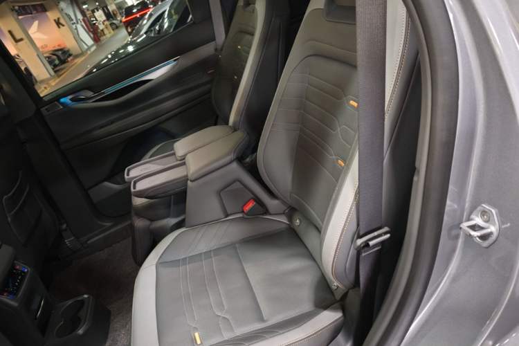 Used Ford Edge 2023 Edge L 2.0T EcoBoost E-Hybrid Four-Wheel Drive Seven-Seat Supreme Model Left Rear Seat