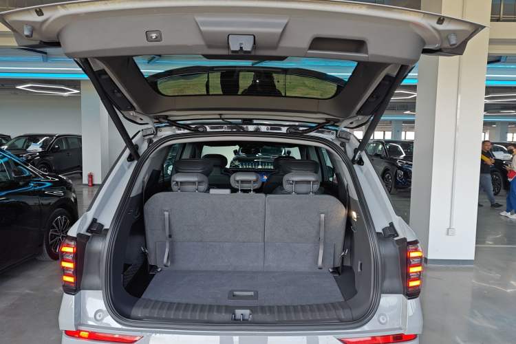 Used Ford Edge 2023 Ford Explorer L 2.0T EcoBoost Four-Wheel Drive 7-Seater Supreme Model Trunk