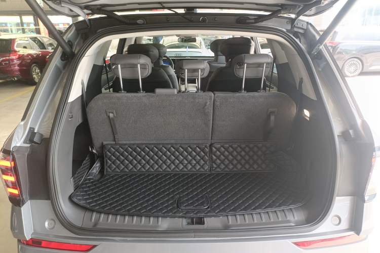 Used Ford Edge 2023 Ford Explorer L 2.0T EcoBoost Four-Wheel Drive 7-Seater Supreme Model Trunk