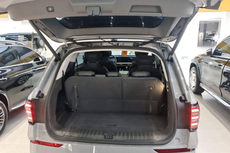 Used Ford Edge 2023 Ford Explorer L 2.0T EcoBoost Four-Wheel Drive 7-Seater Supreme Model Trunk