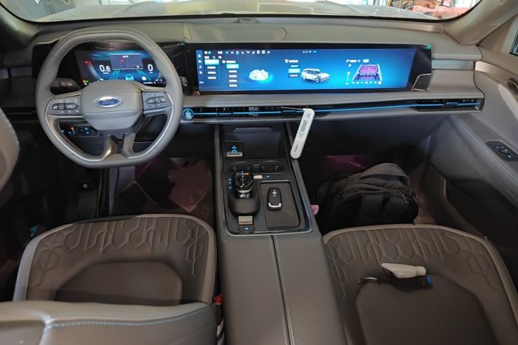 Used Ford Edge 2023 Ford Explorer L 2.0T EcoBoost Two-Wheel Drive 7-Seater Luxury Model Center Console