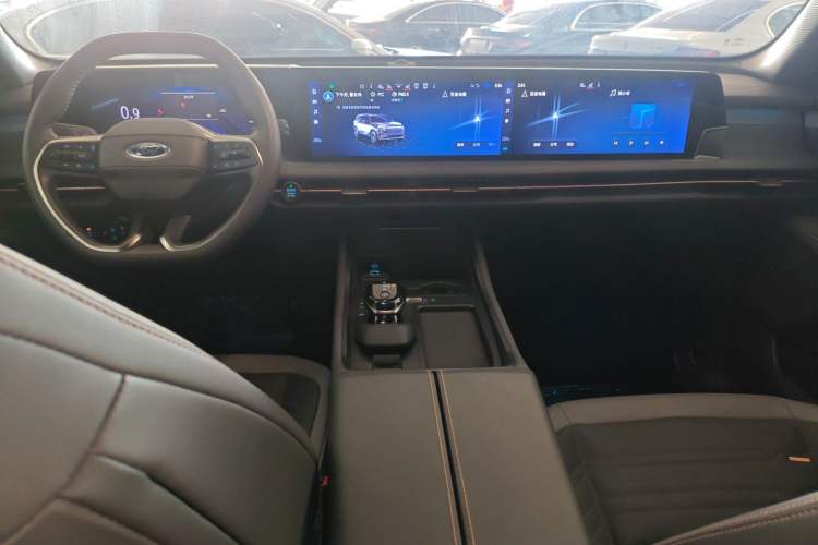 Used Ford Edge 2023 Ford Explorer L 2.0T EcoBoost Four-Wheel Drive 7-Seater Supreme Model Center Console