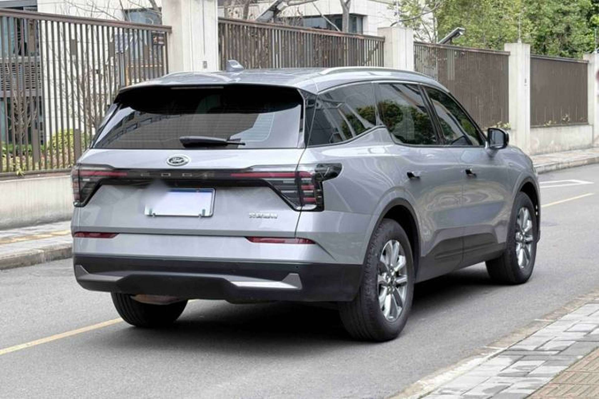 Used Ford Edge 2023 Ford Explorer L 2.0T EcoBoost Two-Wheel Drive 7-Seater Luxury Model Exterior 4