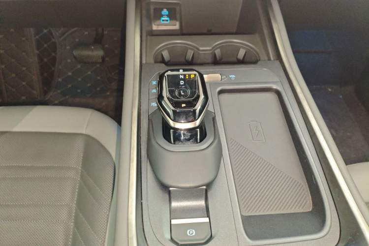 Used Ford Edge 2023 Ford Explorer L 2.0T EcoBoost Four-Wheel Drive 7-Seater Supreme Model Gear Lever