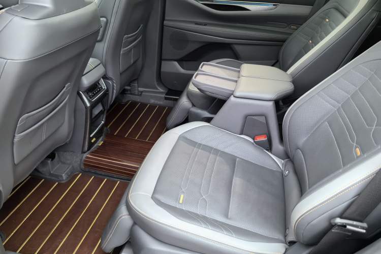 Used Ford Edge 2023 Ford Explorer L 2.0T EcoBoost Four-Wheel Drive 7-Seater Supreme Model Interior 4