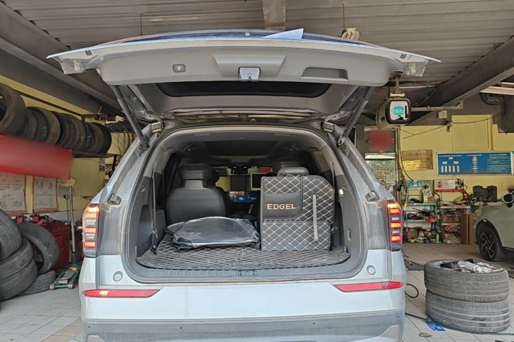 Used Ford Edge 2023 Ford Explorer L 2.0T EcoBoost Two-Wheel Drive 7-Seater Luxury Model Trunk