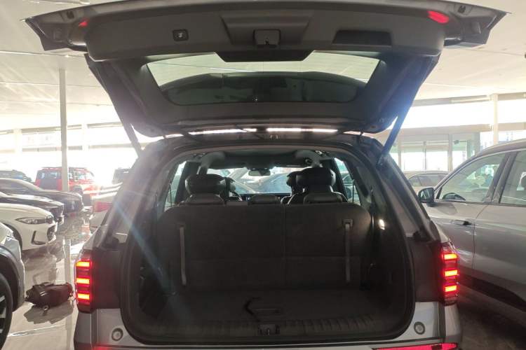 Used Ford Edge 2023 Ford Explorer L 2.0T EcoBoost Four-Wheel Drive 7-Seater Supreme Model Trunk