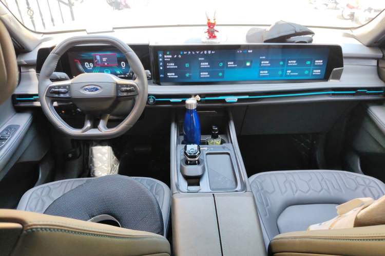 Used Ford Edge 2023 Ford Explorer L 2.0T EcoBoost Two-Wheel Drive 7-Seater Luxury Model Center Console