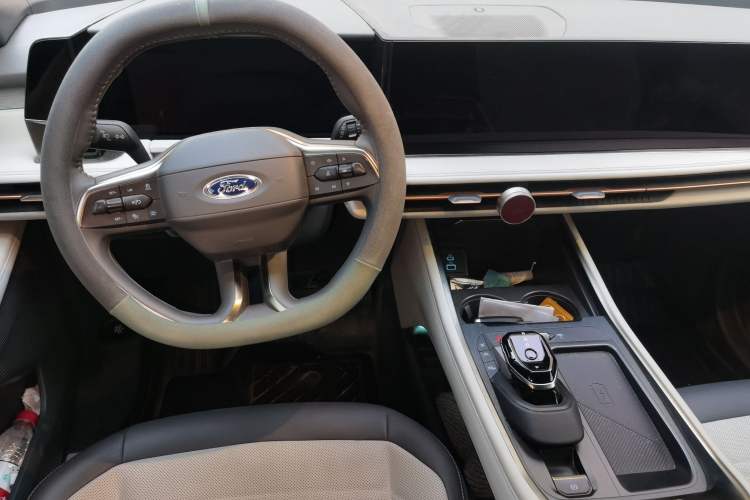 Used Ford Edge 2023 Ford Explorer L 2.0T EcoBoost Four-Wheel Drive 7-Seater Supreme Model Center Console