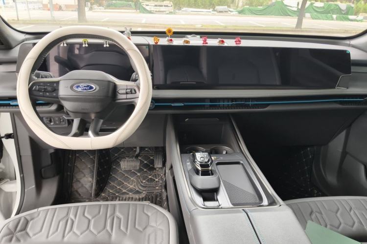 Used Ford Edge 2023 Ford Explorer L 2.0T EcoBoost E-Hybrid Two-Wheel Drive 7-Seater Luxury Model Center Console