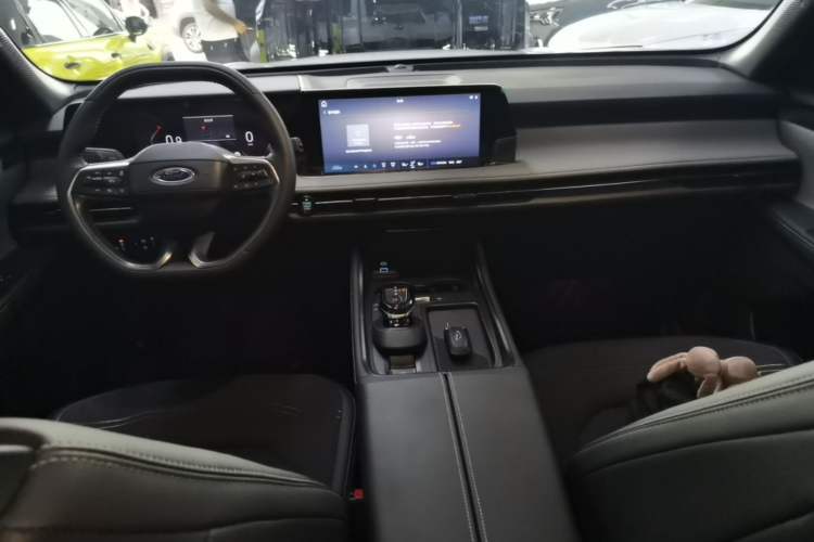 Used Ford Edge 2023 Ford Explorer L 2.0T EcoBoost Two-Wheel Drive 5-Seater Fashion Edition Center Console