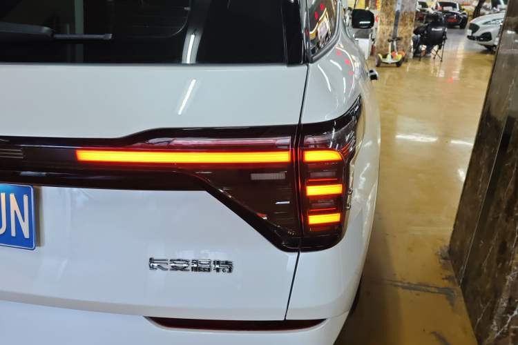 Used Ford Edge 2023 Ford Explorer L 2.0T EcoBoost E-Hybrid Two-Wheel Drive 7-Seater Luxury Model Exterior 6