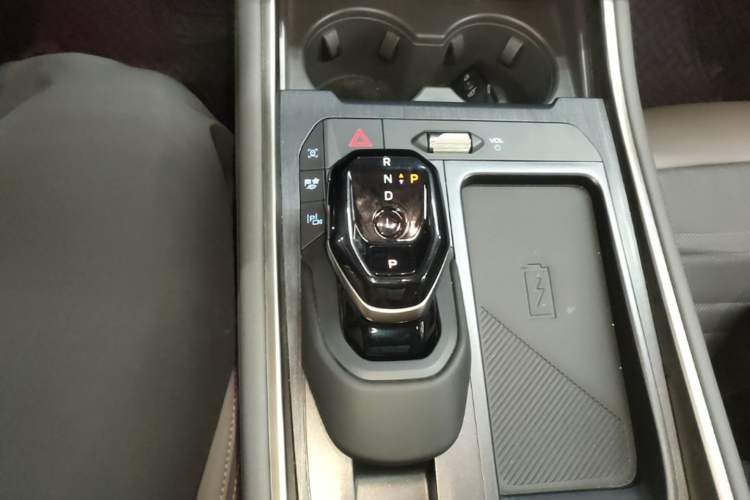 Used Ford Edge 2023 Edge L 2.0T EcoBoost E-Hybrid Four-Wheel Drive Seven-Seat Supreme Model Gear Lever