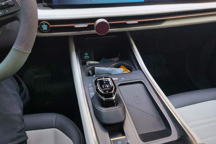 Used Ford Edge 2023 Ford Explorer L 2.0T EcoBoost Four-Wheel Drive 7-Seater Supreme Model Gear Lever