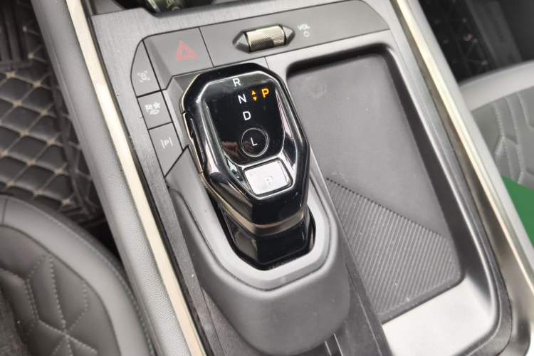 Used Ford Edge 2023 Ford Explorer L 2.0T EcoBoost E-Hybrid Two-Wheel Drive 7-Seater Luxury Model Gear Lever