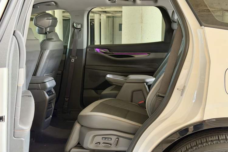 Used Ford Edge 2023 Edge L 2.0T EcoBoost E-Hybrid Four-Wheel Drive Seven-Seat Supreme Model Interior 3