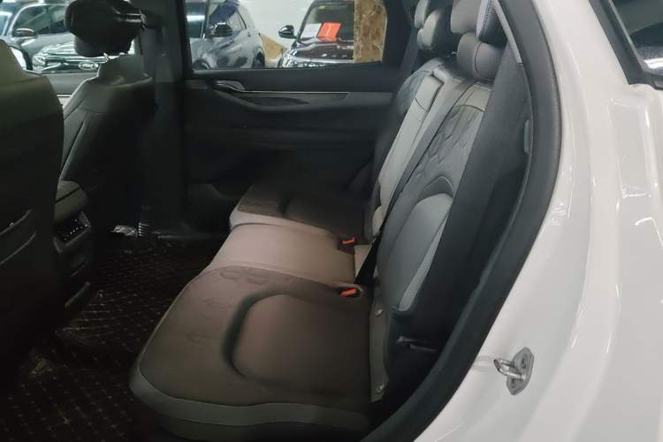 Used Ford Edge 2023 Ford Explorer L 2.0T EcoBoost E-Hybrid Two-Wheel Drive 7-Seater Luxury Model Interior 4