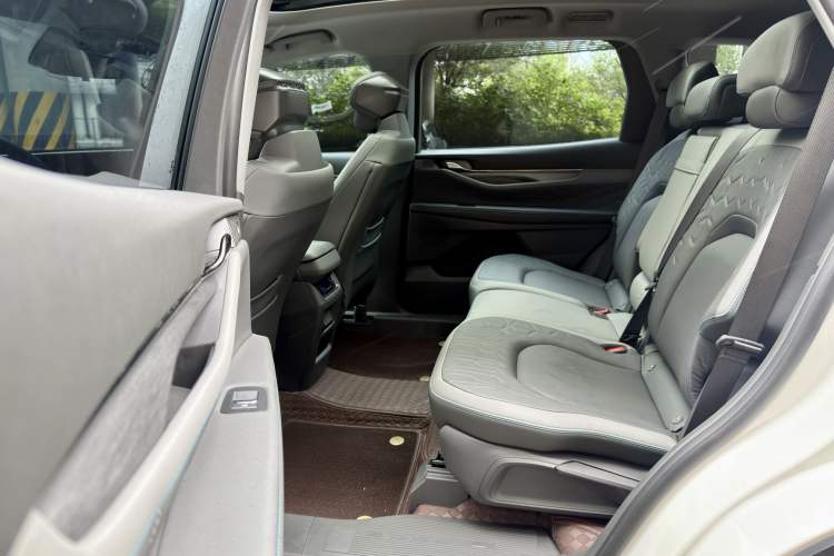 Used Ford Edge 2023 Ford Explorer L 2.0T EcoBoost E-Hybrid Two-Wheel Drive 7-Seater Luxury Model Interior 7