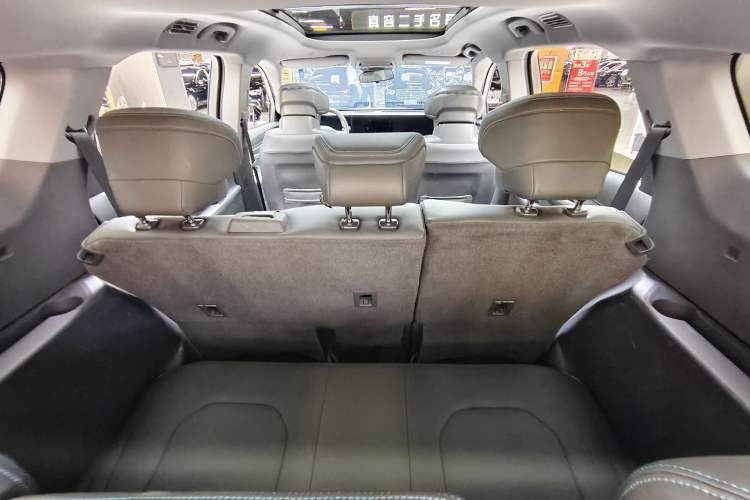 Used Ford Edge 2023 Ford Explorer L 2.0T EcoBoost Two-Wheel Drive 7-Seater Luxury Model Interior 8